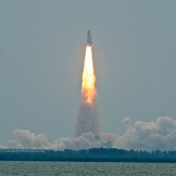 shuttle-atlantis-in-flight